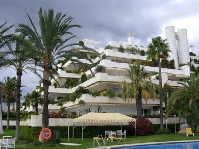 Apartamento con 3 dormitorios se vende en Marbella, Costa del Sol