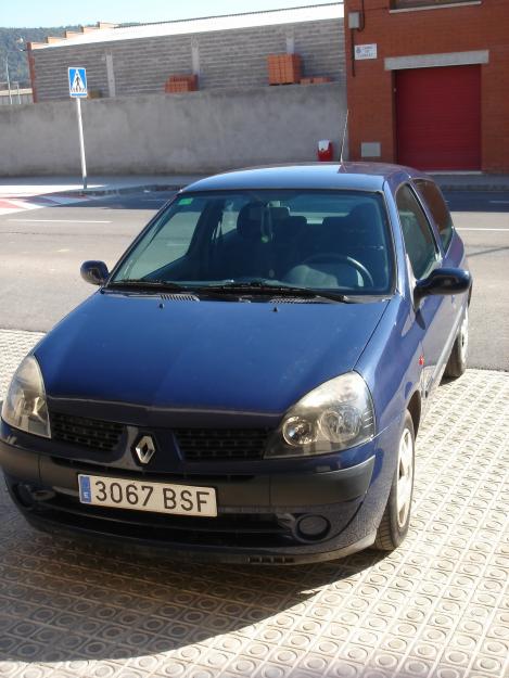 VENC RENAULT CLIO DE L'ANY 2002 AMB 100.000KM PER 2.500€ AMB LA ITV PASSADA FINS EL 2010