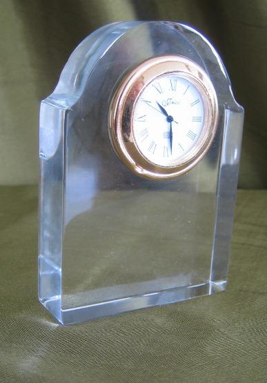 Reloj Cuarzo Sobremesa con Cristal Italiano en Forma Arco