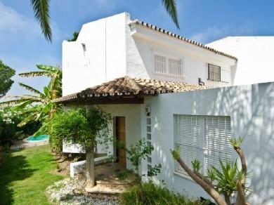 Adosado con 3 dormitorios se vende en Marbella, Costa del Sol