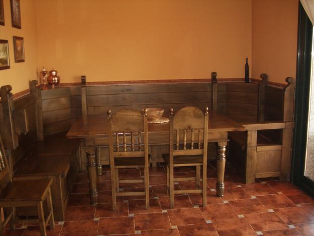 Escaño asturiano de madera + mesa maciza y sillas, 9 plazas.