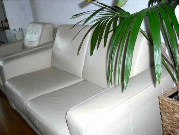 Se vende sofá de piel de segunda mano en Málaga + Sillones + Reposapiés+ Mesas