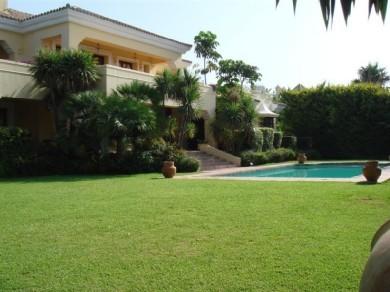 Chalet con 6 dormitorios se vende en Marbella, Costa del Sol