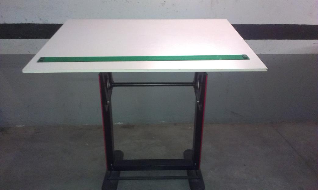 Mesa de dibujo técnico y complementos