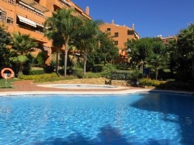 Apartamento con 2 dormitorios se vende en Marbella, Costa del Sol