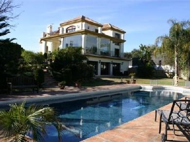 Chalet con 5 dormitorios se vende en Marbella, Costa del Sol