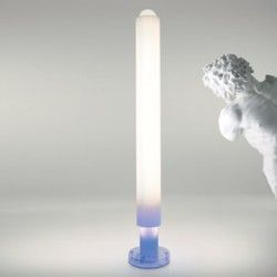 Artemide Metacolor - MWL - Lampara de pie con vastago y pie de metacrilato opalino blanco - iLamparas.com