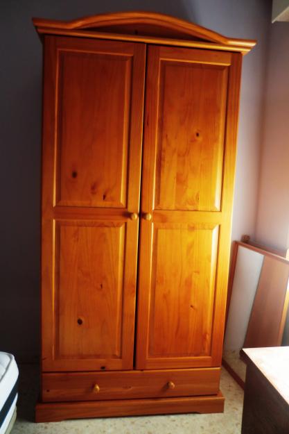 Dormitorio completo de pino miel: Armario, sinfonier, mesita de noche y colchón visco 135c