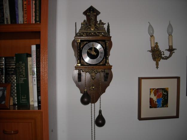 reloj antiguo de pared de carga manual