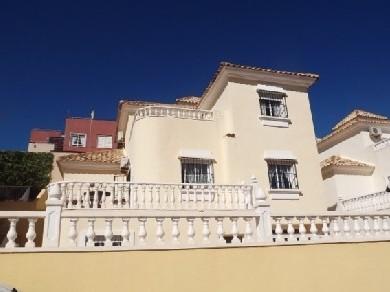 Chalet con 3 dormitorios se vende en Villamartin, Costa Blanca