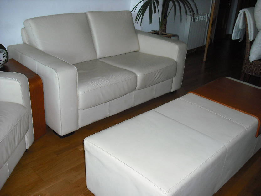 Se vende sofá de piel con 2 sillones, reposapiés de piel y 2 mesas