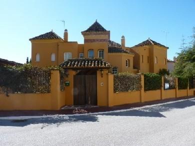 Chalet con 5 dormitorios se vende en Marbella, Costa del Sol