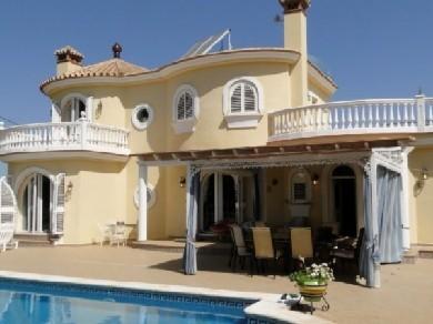 Chalet con 8 dormitorios se vende en Alhaurin el Grande