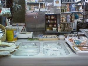 Parada de venta de pesca salada, conservas y 
olivas.