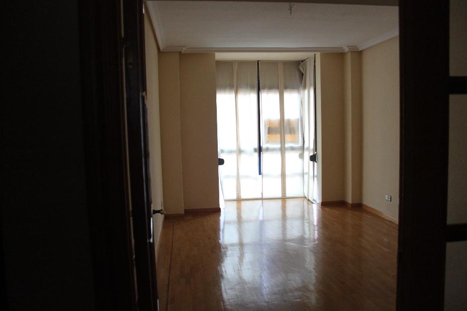 Piso en colonia jardín. 2 dormitorios, baño y aseo. 72 m2