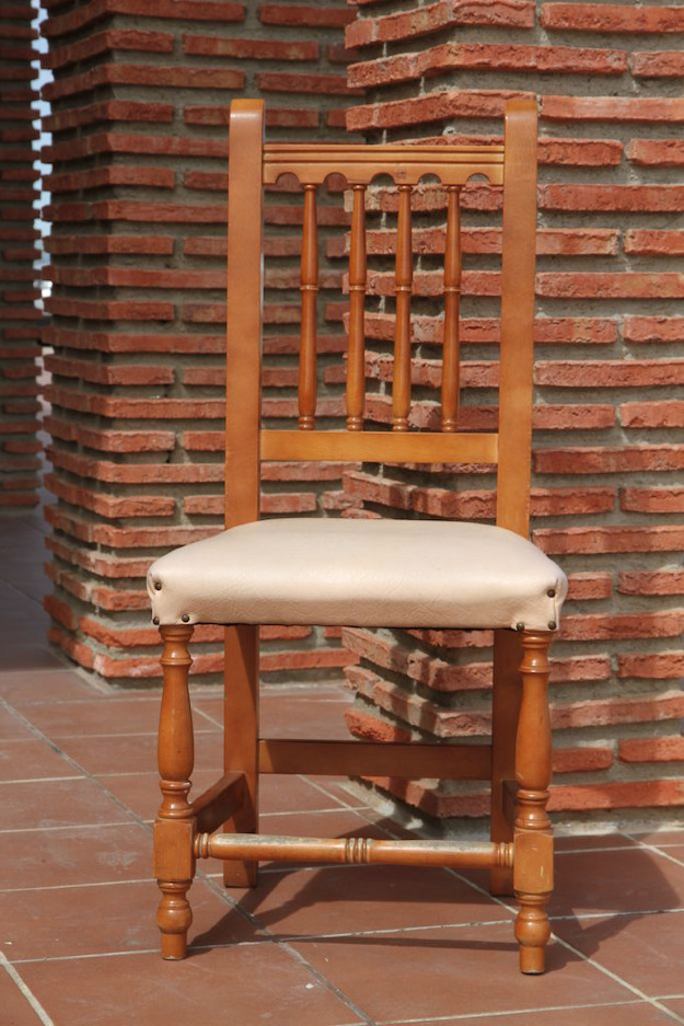 Silla de madera, asiento tapizado acolchado