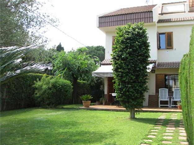 Vivienda Pareada Esquinera ubicada en residencial de 10 casas con zona común.