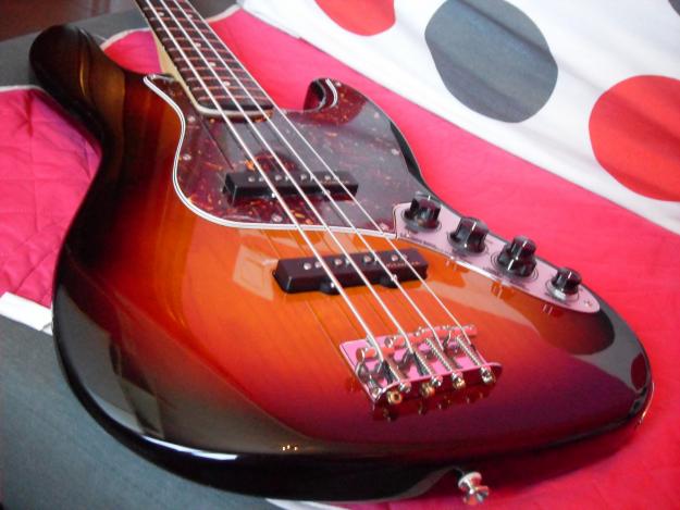 vendo bajo Fender Jazz Bass Deluxe MIM 4 C 460 Euros!!!