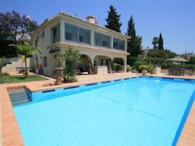 Chalet con 4 dormitorios se vende en Marbella, Costa del Sol