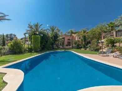 Chalet con 6 dormitorios se vende en Marbella, Costa del Sol