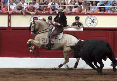 Corrida rejones día 15 de septiembre. Contrabarrera sombra. Localidad excepcional.