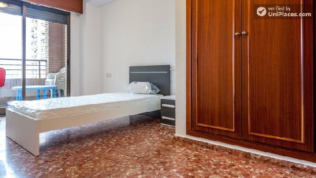 Rooms available - Handsome 4-bedroom apartment in residential Algirós