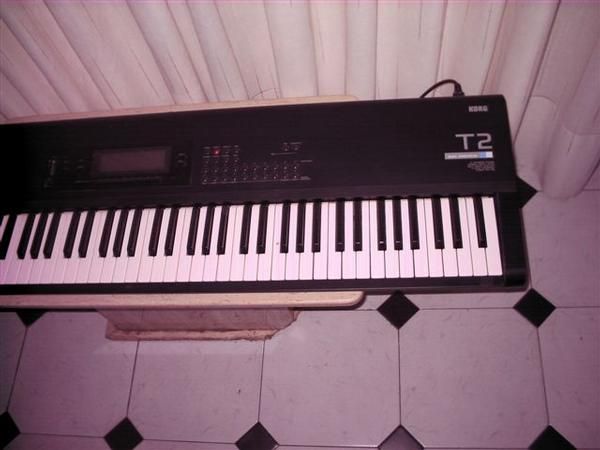 TECLADO KORG T2(6 OCTAVAS)VENDO O CAMBIO