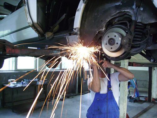 Taller de mecanica, reparacion de neumaticos y lavado de coches