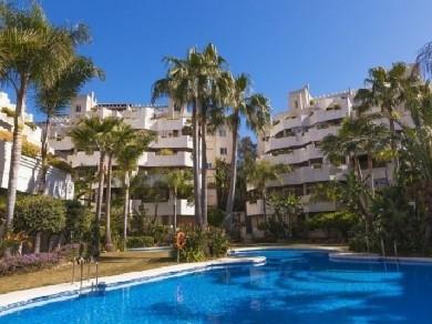 Apartamento con 2 dormitorios se vende en Marbella, Costa del Sol