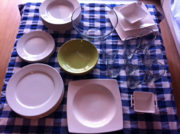 Conjunto de platos, vasos y accesorios