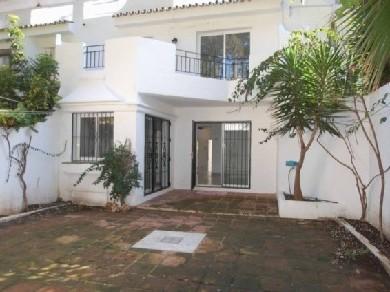 Adosado con 4 dormitorios se vende en Marbella, Costa del Sol