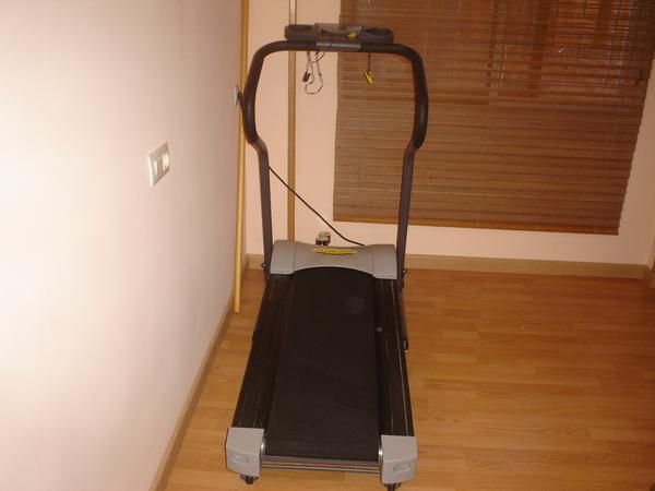 OCASION  DOBLE.  VENDO CINTA ELECTRICA PARA CORRER. POCO USO.  COMO NUEVA.  APARATO DE GIMNASIA PASIVA  COMO NUEVO