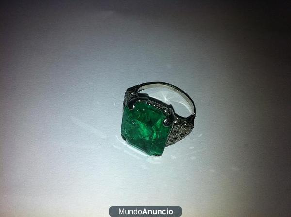 ANILLO DE PLATINO CON ESMERALDA