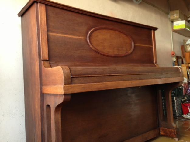 Se vende piano de cuerdas Karel rovies.