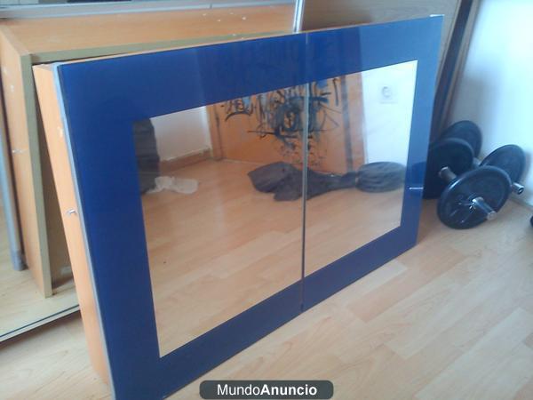 Armario pequeño con espejo y enchufe