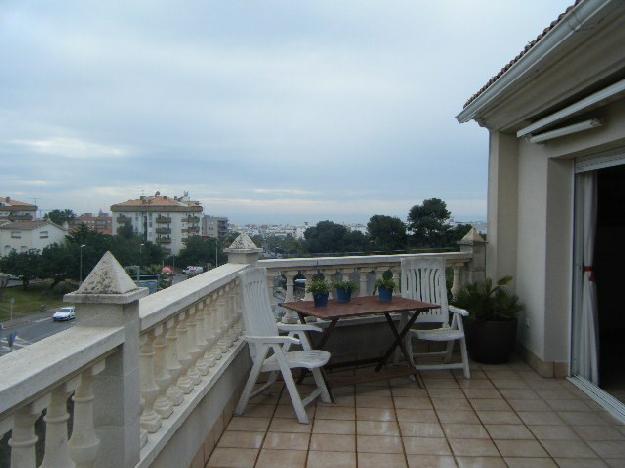 Piso en Sitges. Terraza y vista al mar