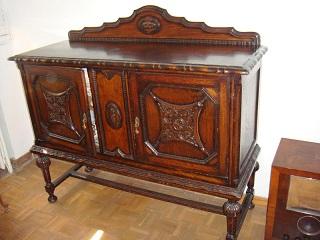“CHOLLO EN LOTE DE MUEBLES ANTIGUOS”