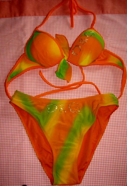 Vistoso bikini con pareo a juego