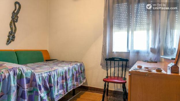Rooms available - Pleasant 3-bedroom apartment in cultural Quatre Carreres