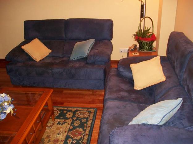 Conjunto de dos sofás bi-plaza.
