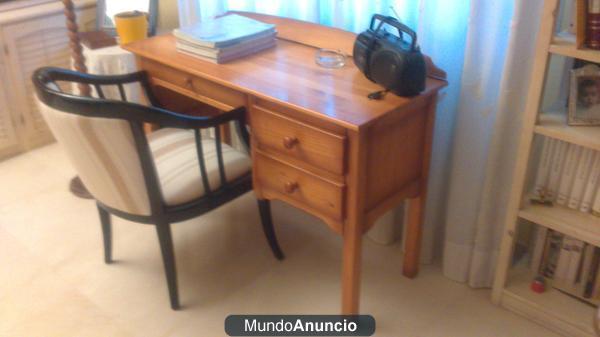 Se vende escritorio de madera maciza