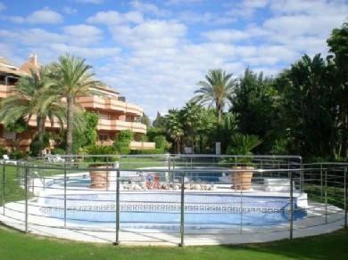 Apartamento con 3 dormitorios se vende en Marbella, Costa del Sol