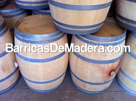 Barricas de madera usadas para decoración