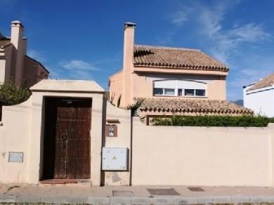 Chalet con 4 dormitorios se vende en Estepona, Costa del Sol