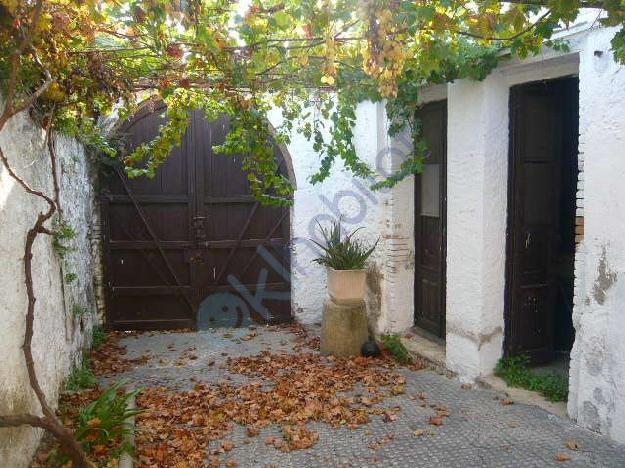 Casa de poble rústica, ideal per a turisme rural. A 2 km de Vilafranca de Penedès, de 547 m2 cosntruits, a reformar i de