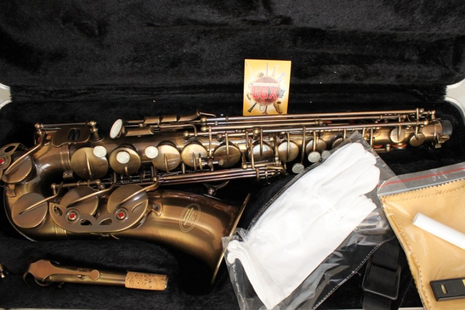 vendo saxofon alto en mib cobre envejecido nuevo a estrenar con todos los accesorios.