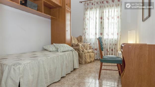 Rooms available - Refurbished 6-bedroom apartment near Tirso de Molina and La Latina