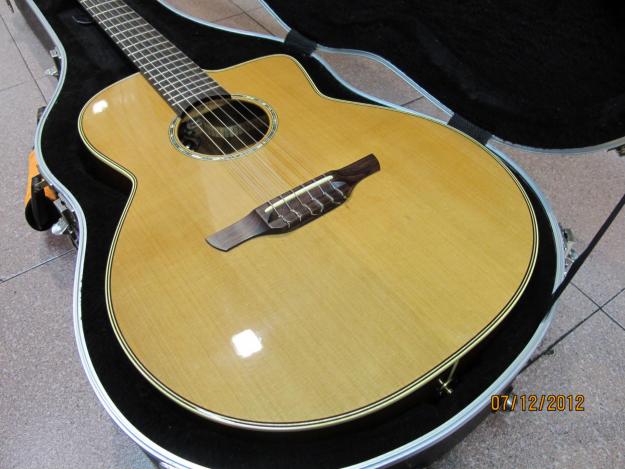 Guitarra clásica electrificada TAKAMINE TAN650C-NT cutaway con estuche
