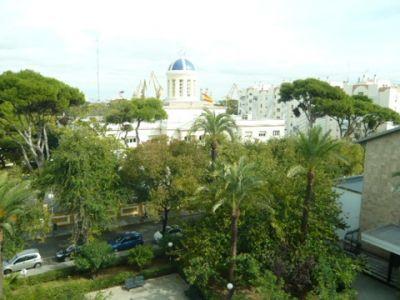 Se alquila piso en la zona más chice de Cádiz, con plaza de garaje