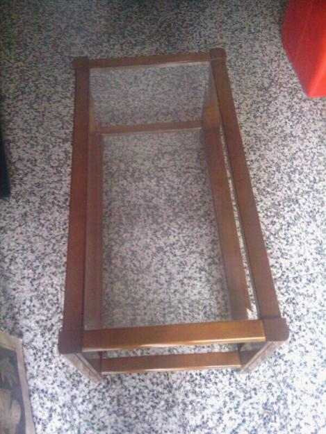 Vendo mesita de salon de madera y doble cristal por 40